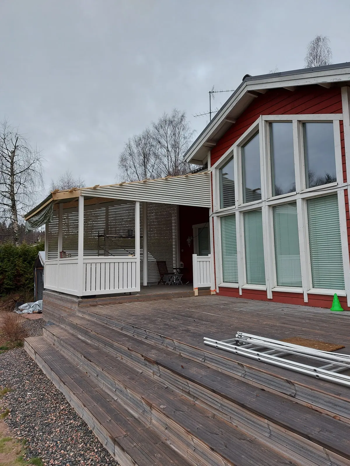 Omakotitalon terassin ja parvekkeen rakentaminen – Grönalundintie, Siuntio, kuva 1/2