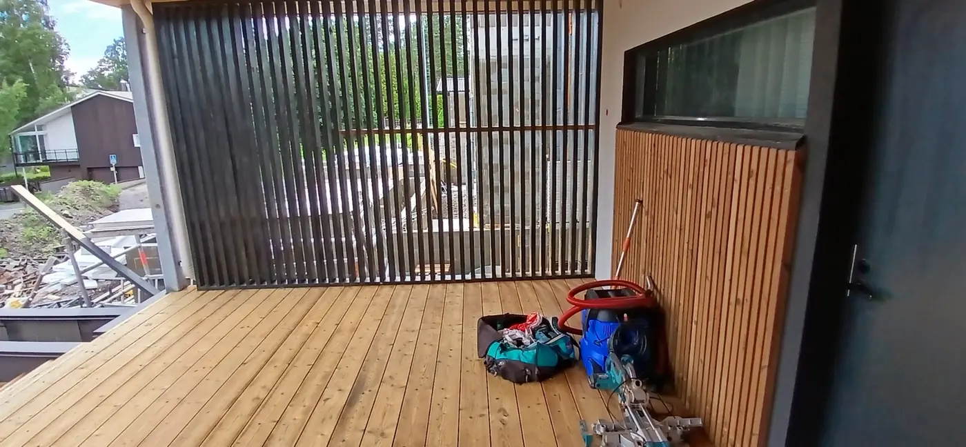Talon terassin rima-seinän rakennus ja asennus – Hiiralankaari, Espoo, kuva 1/3