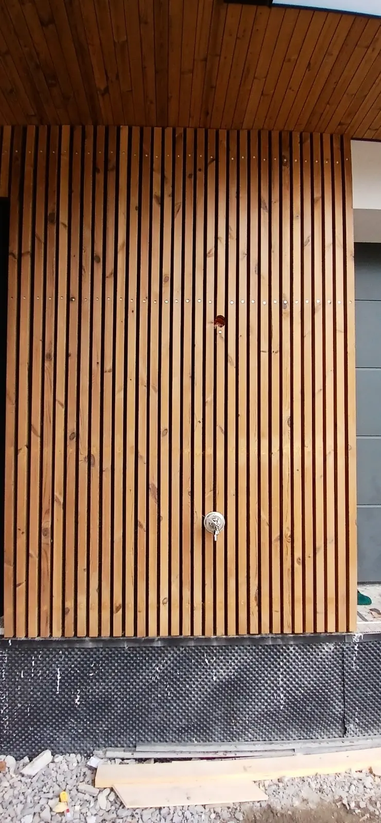 Talon terassin rima-seinän rakennus ja asennus – Hiiralankaari, Espoo, kuva 2/3