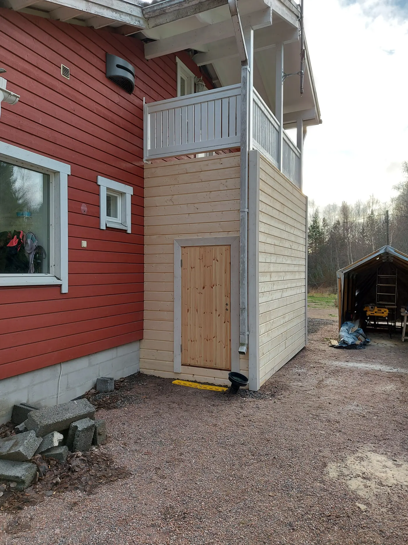 Omakotitalon terassin ja parvekkeen rakentaminen kohteessa Grönalundintie, Siuntio