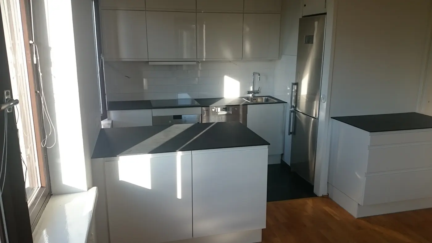 Asunnon keittiön remontti kohteessa Pihlajatie, Helsinki