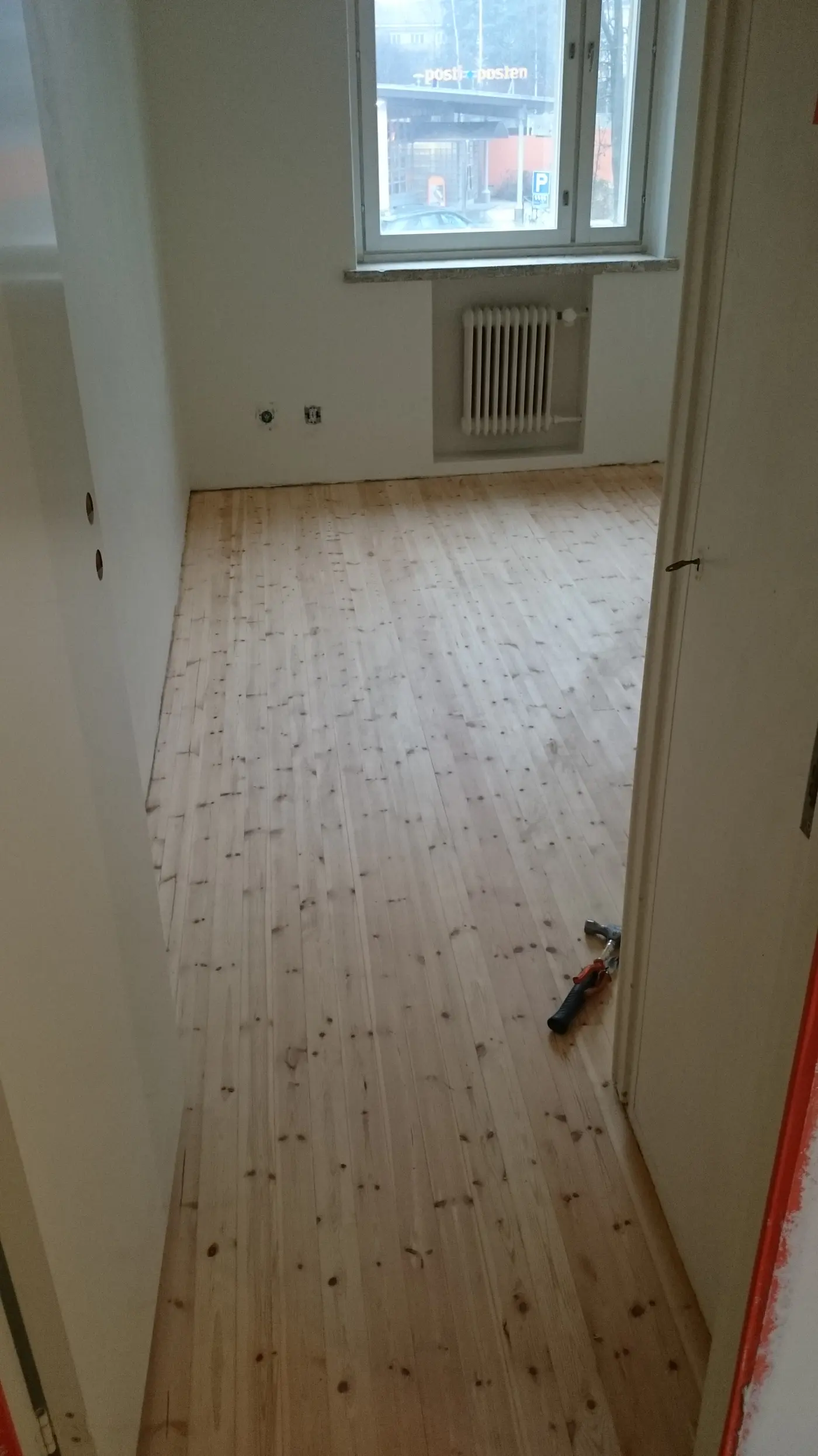 Asunnossa lattian hionta ja lakkaus kohteessa Gyldenintie, Helsinki